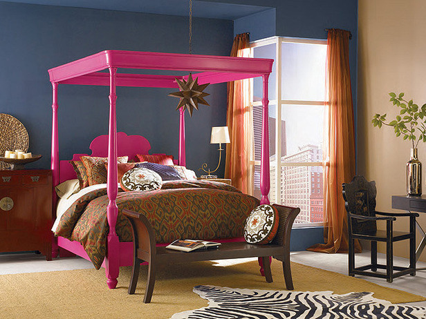 Hot pink bed in a glamourous interior 