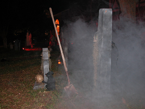 Spooky Halloween yard decorations