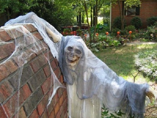 Scary yard decorations for Halloween