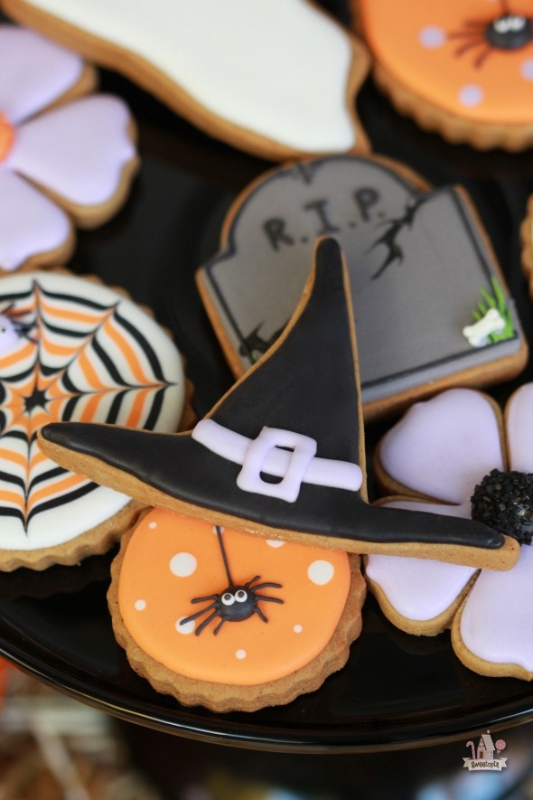 Decorated-Halloween-Cookies-Sweetopia-590x885