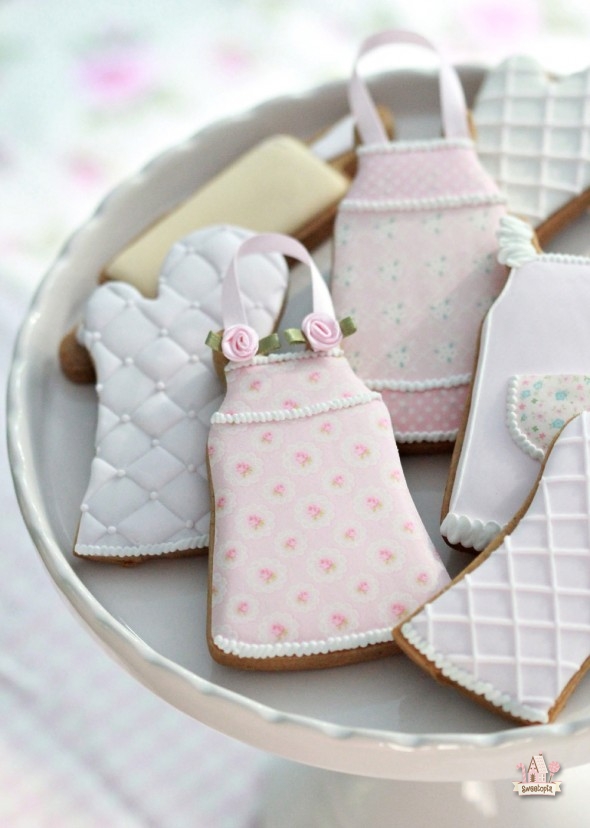 apron-and-oven-mitt-decorated-cookies-sweetopia-590x828