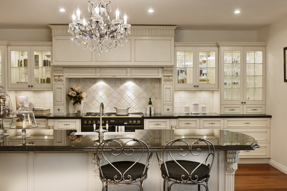 glamour-white-kitchen-cabinet-with-beautiful-sharp-lighting-decor-idea-940x626
