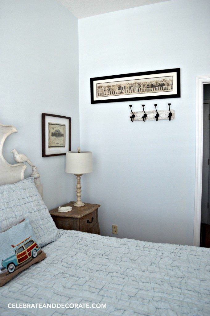 A-blue-cottage-guestroom-with-vintage-photos-681x1024