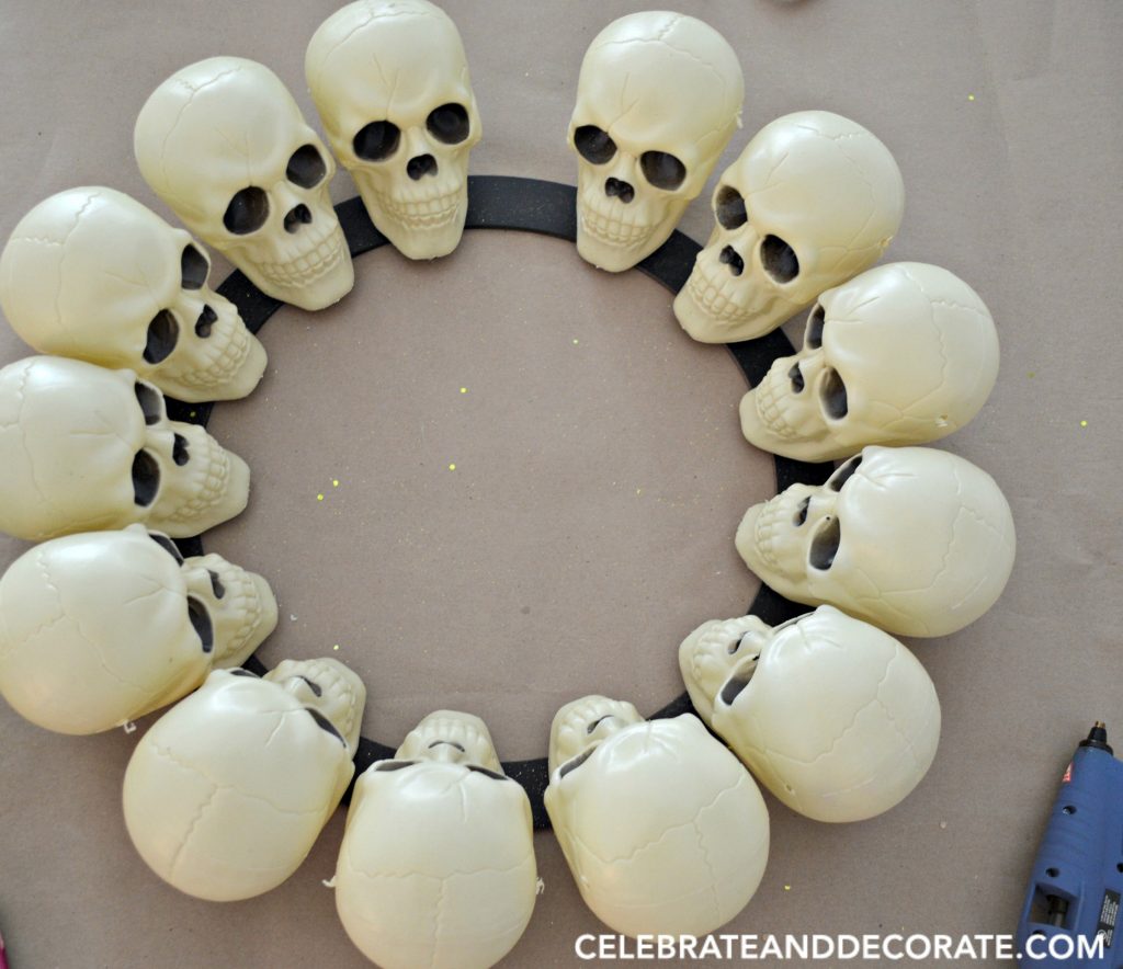 halloween-skull-wreath-diy