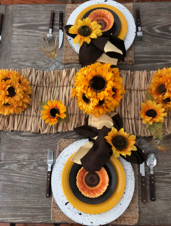 How to style a late summer table with sunflowers and sunflower-like place settings