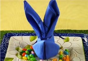Napkin folding for Easter into bunny rabbit ears
