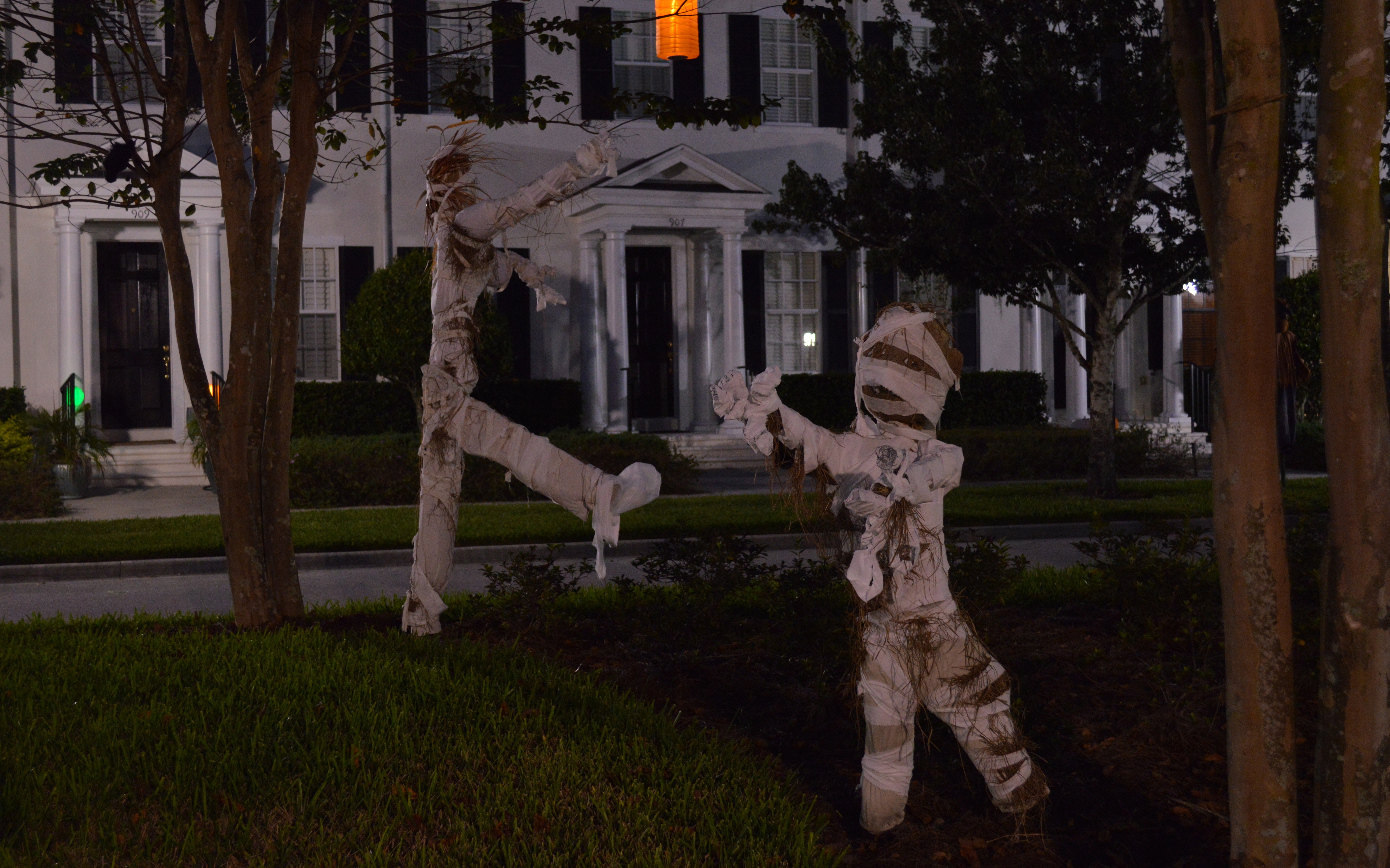 Mummy scarecrows for Halloween Decorations