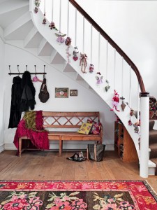 simple christmas staircase decor