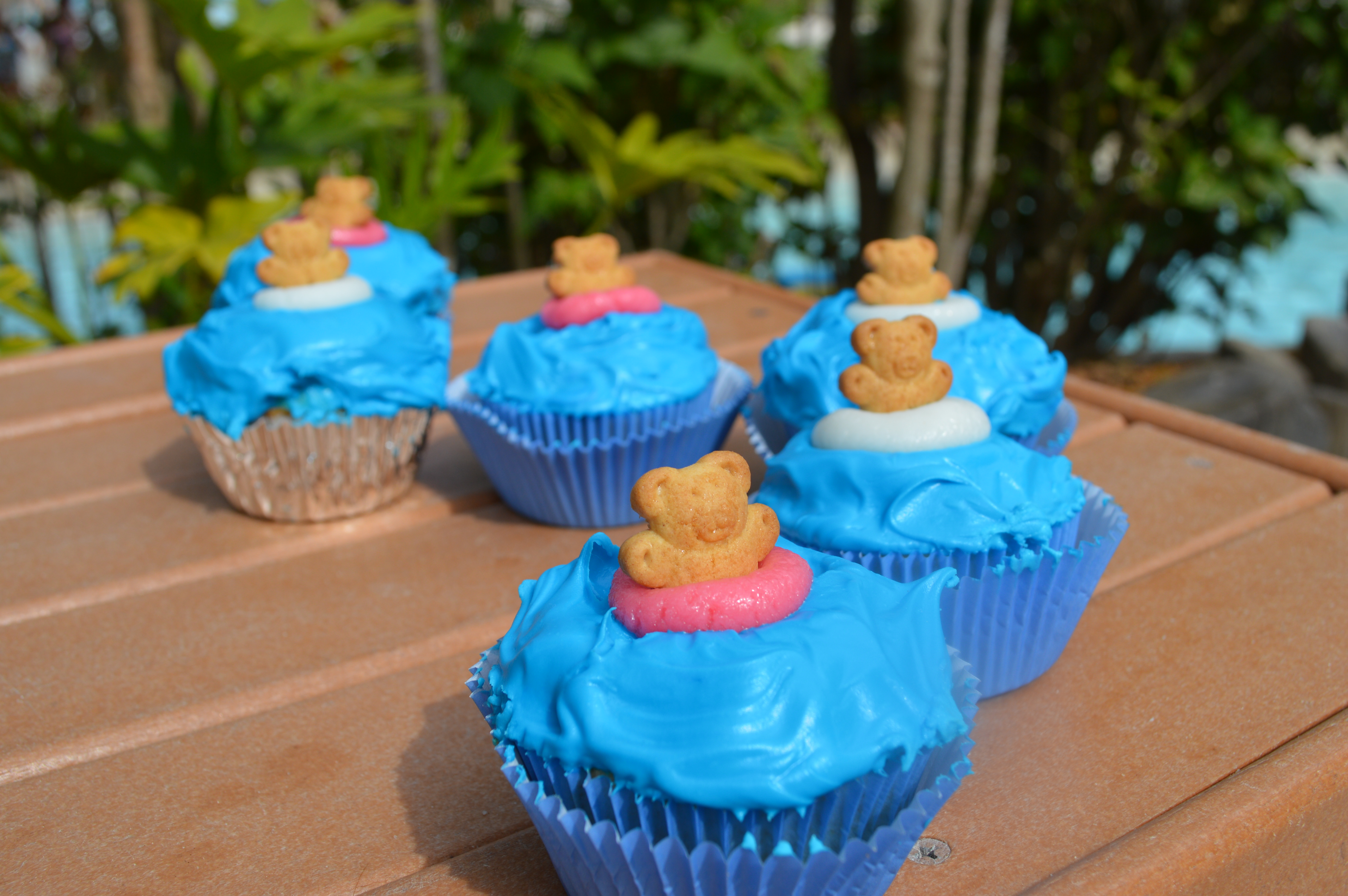 Chloe in the Kitchen ~ Pool or Beach Party Cupcakes
