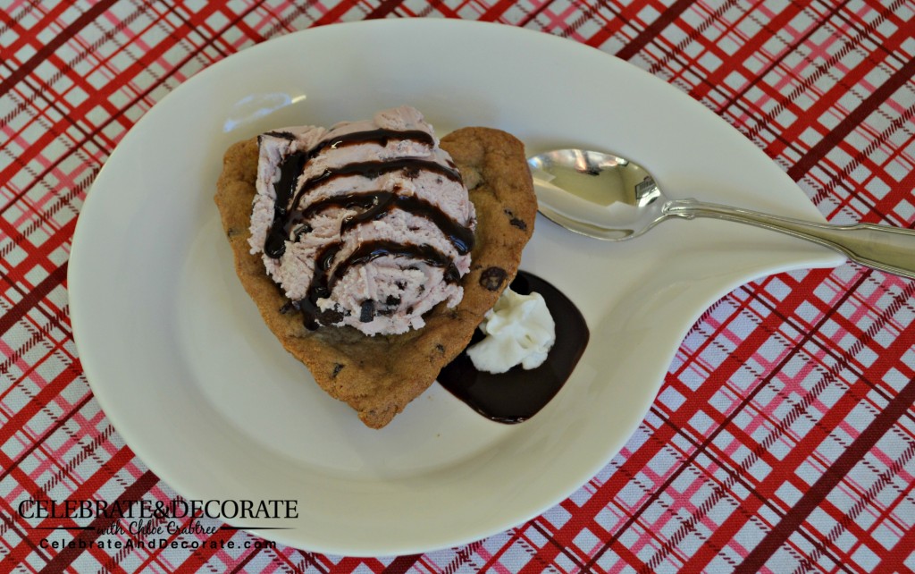 Heart-shaped-chocolate-cookie-sundae