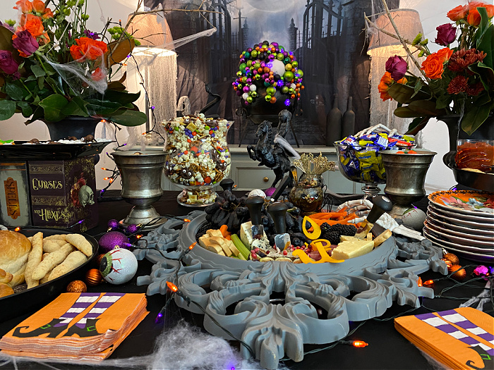 How to set a colorful and fun Halloween party table