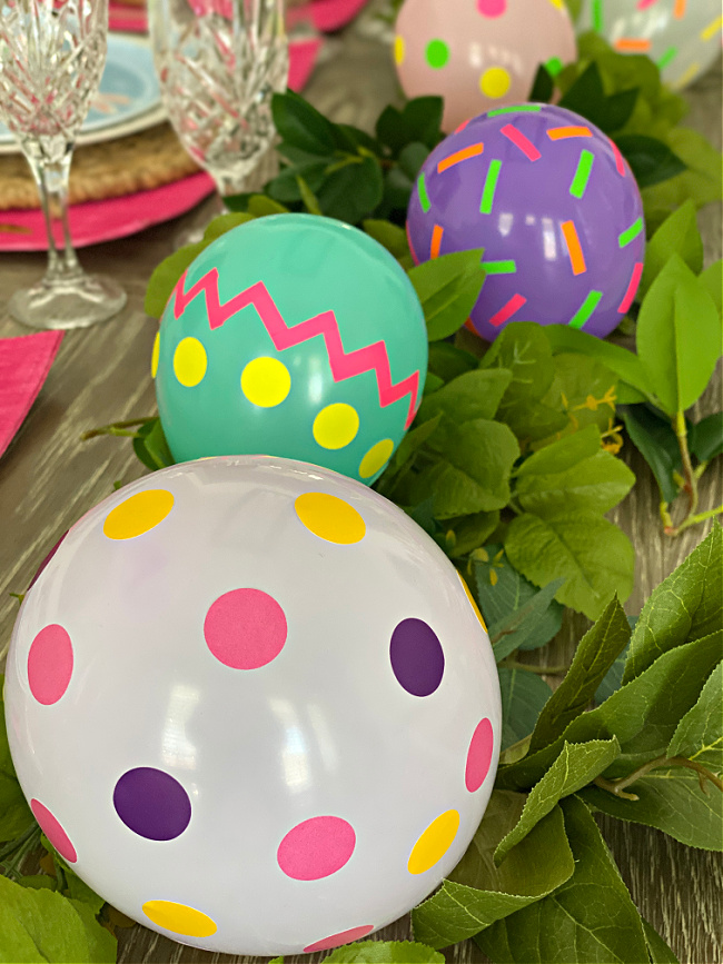 A last minute Easter tablescape with the most creative Easter eggs!
