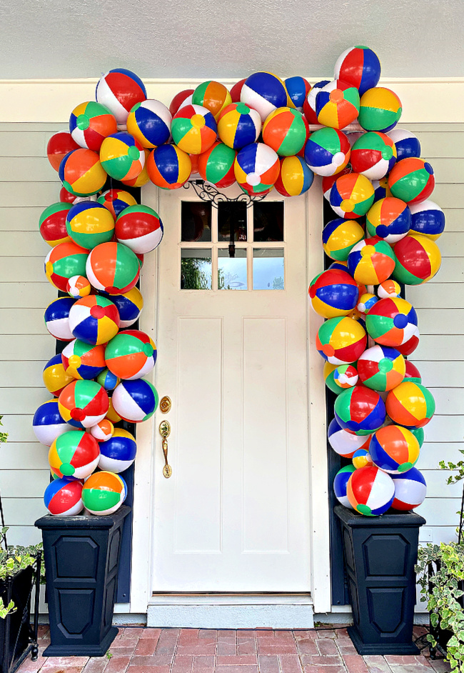 How to Easily Decorate Your Front Door for any Holiday or Season