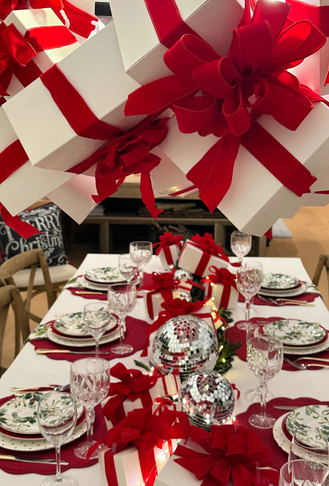 A Christmas Tablescape Wrapped Up For The Holiday!