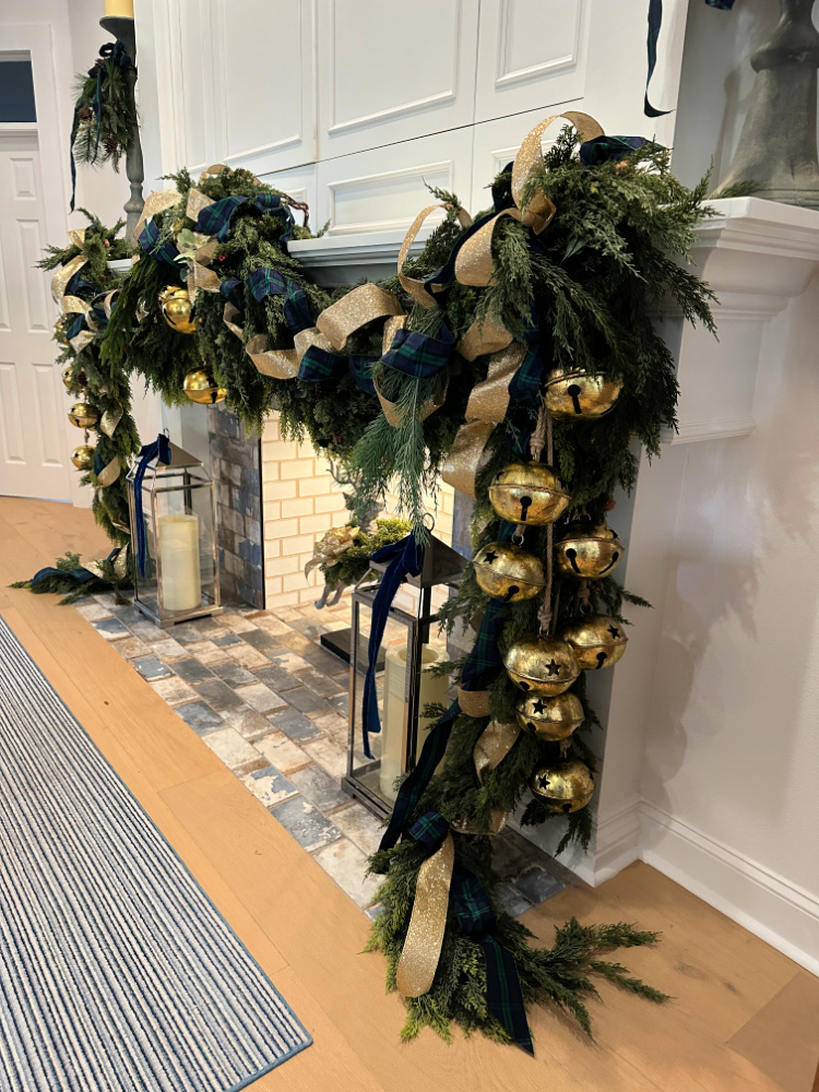 How to decorate a mantel with garland