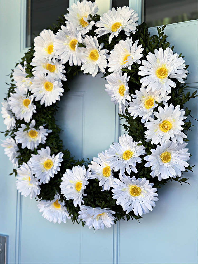 Make This Easy Daisy Wreath for Summertime